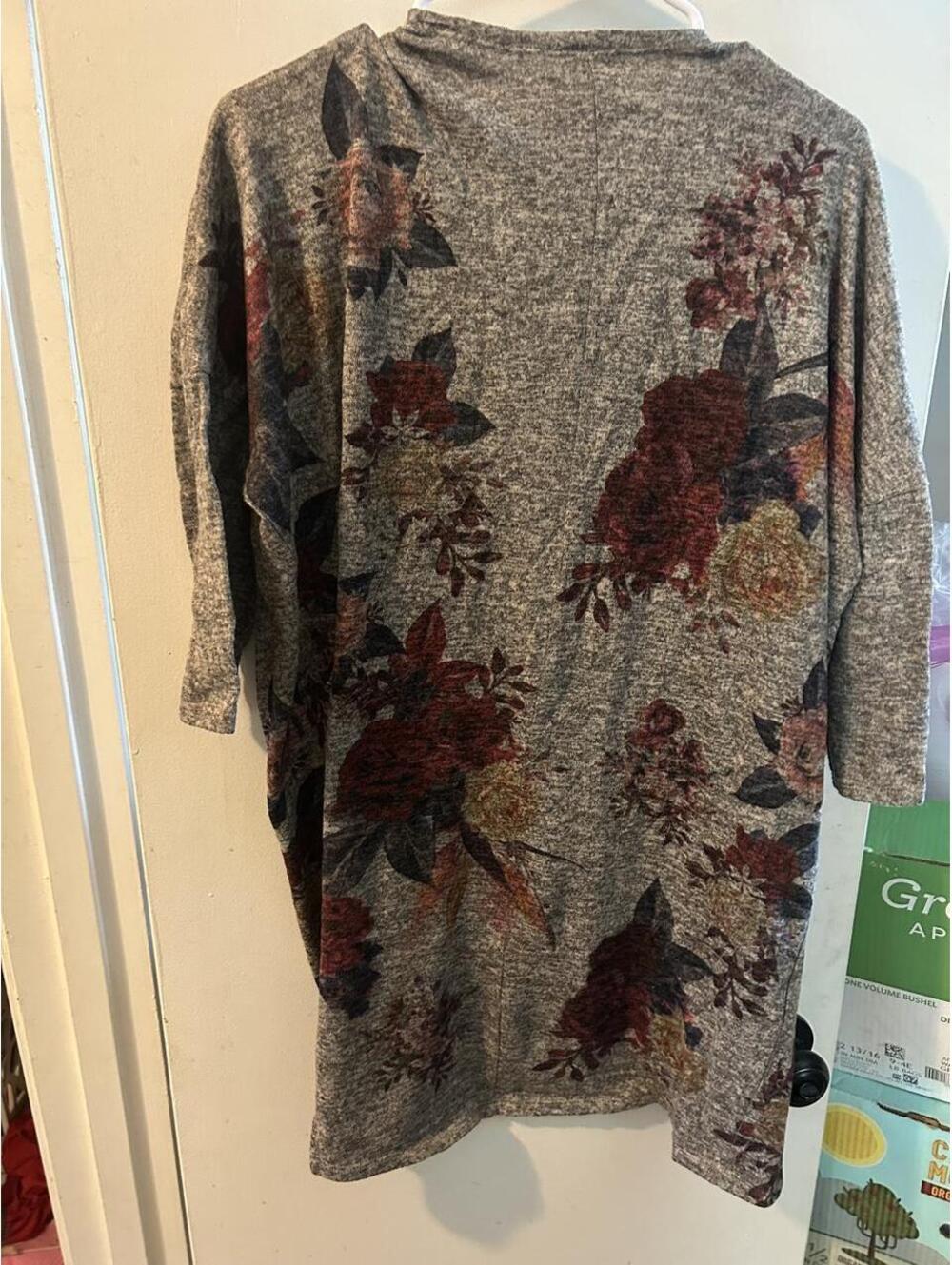 Live in the Moment Gray floral cardigan size L - Picture 4 of 7